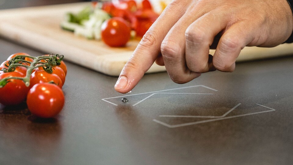 Loxone Touch eingelassener Bildschirm auf Naturstein