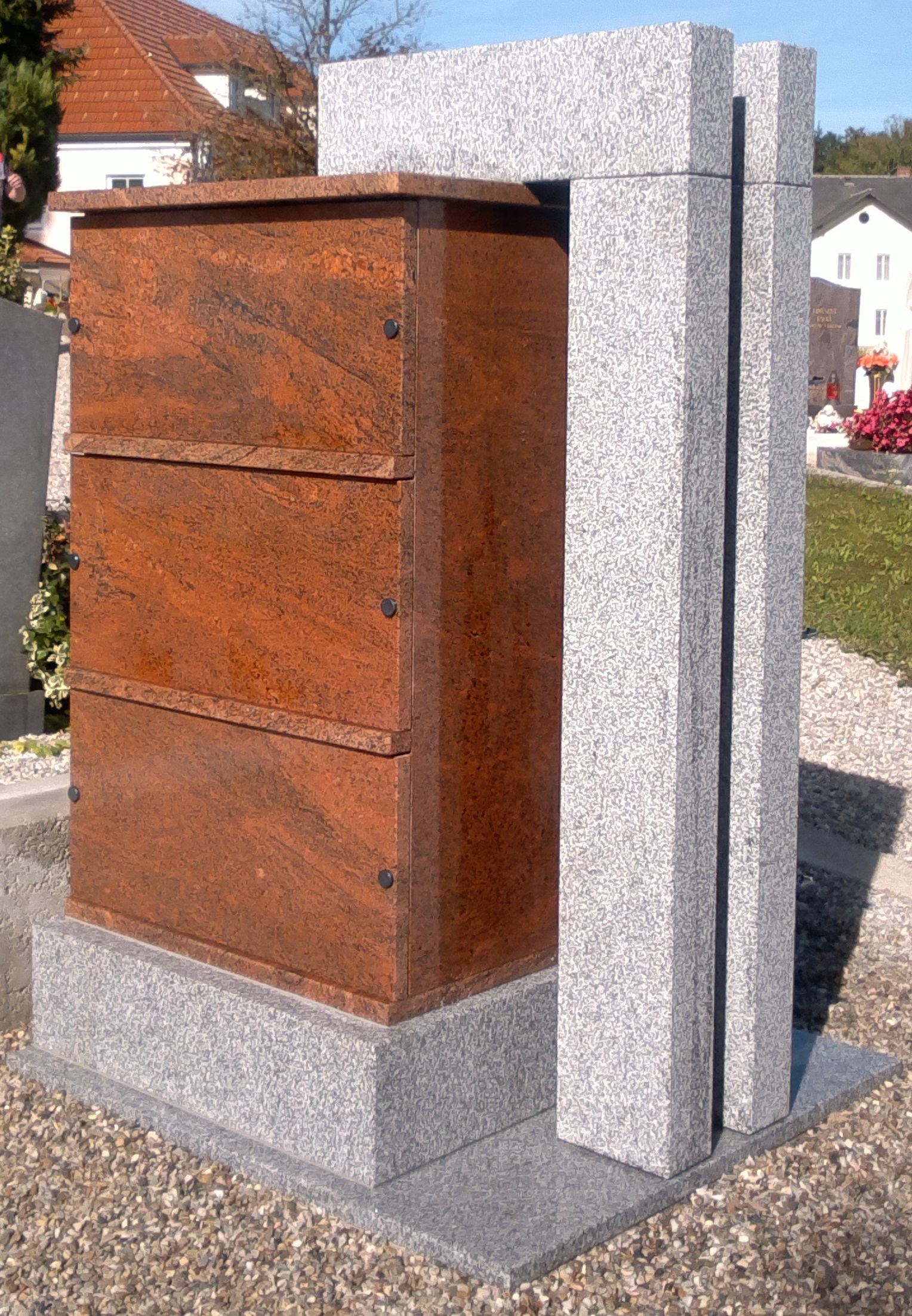 Urnenstele aus Naturstein von Steinmetzmeister Permatinger