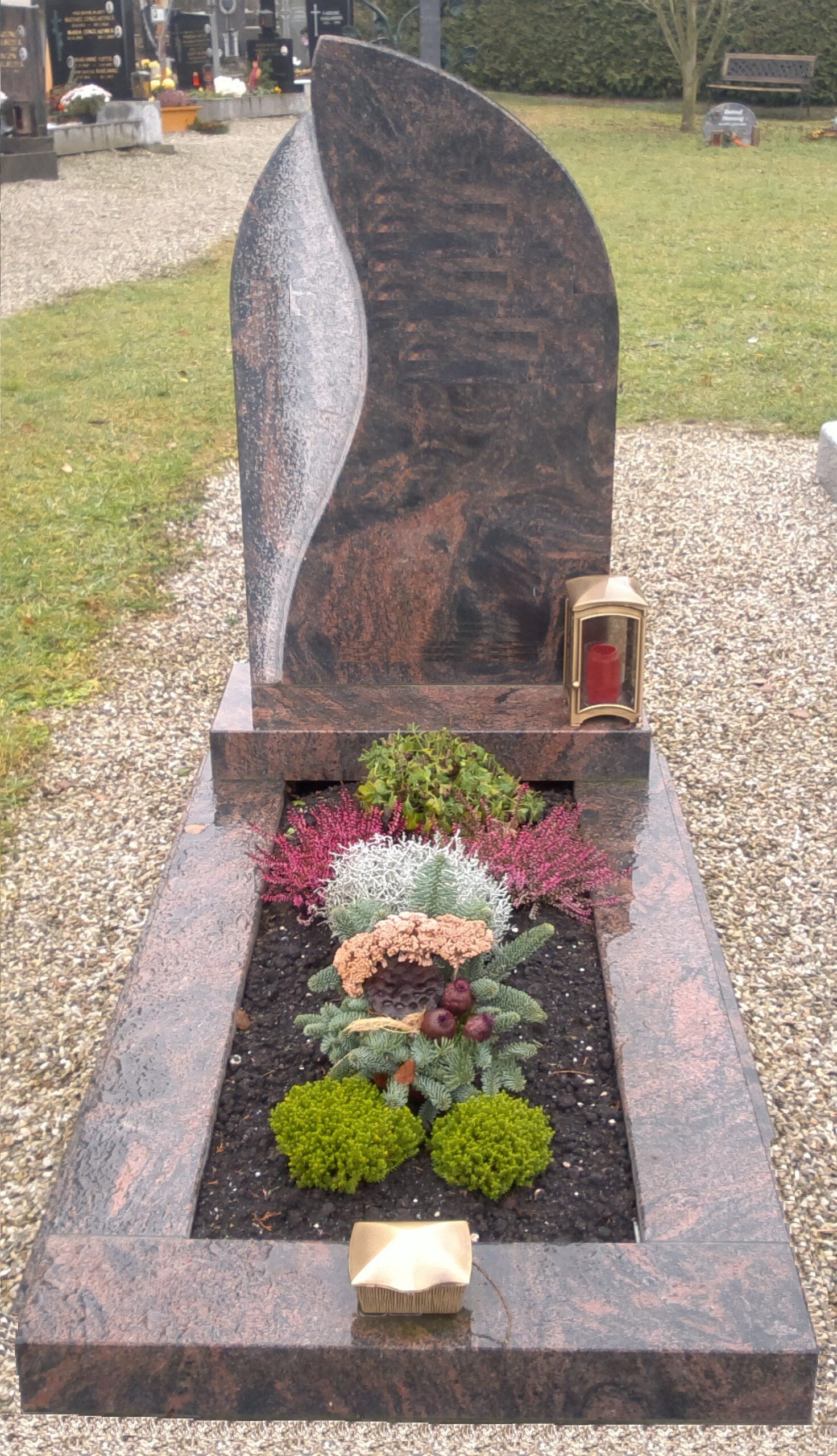 Würdevolle Grabanlage und Urnenlösung