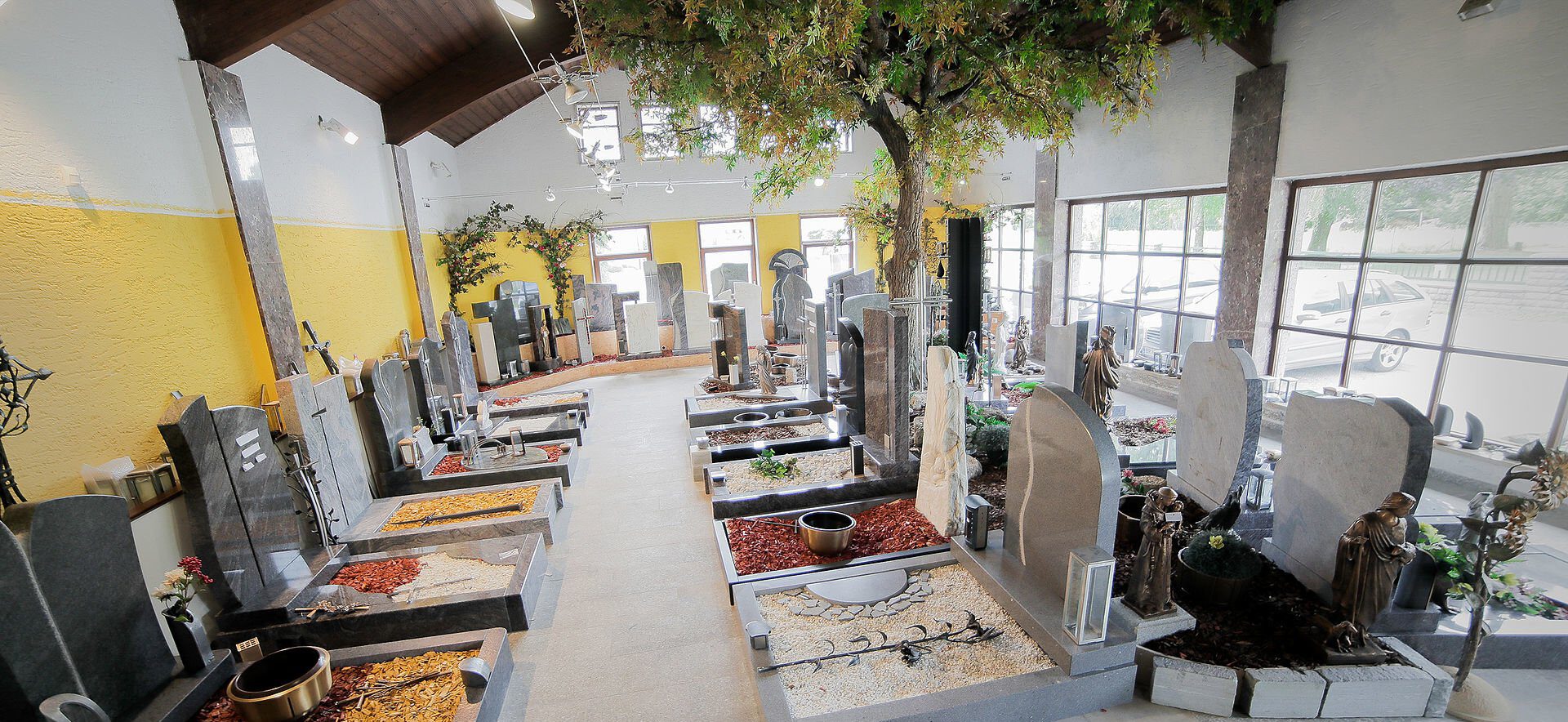 Grabanlage aus Naturstein von Steinmetzmeister Permatinger auf einem Friedhof in Oberösterreich